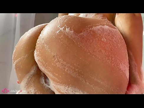 ❤️ 布鲁内特在淋浴时用振动器自慰阴部达到强烈的高潮 ❤ Beautiful porn